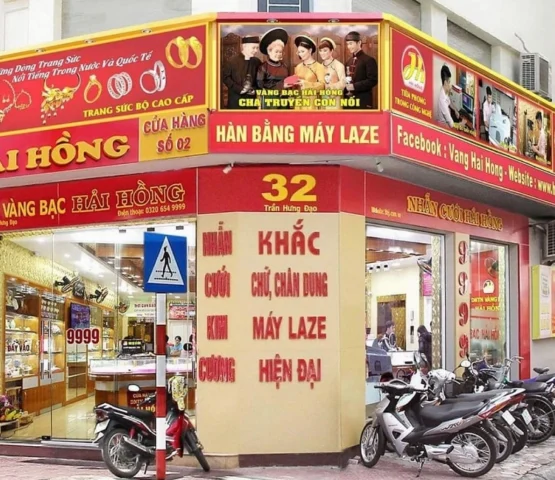 Vàng Hải Hồng Hải Dương: Dự Báo Xu Hướng 2026 & Phân Tích Chuyên Sâu Người dân giao dịch vàng tại cửa hàng