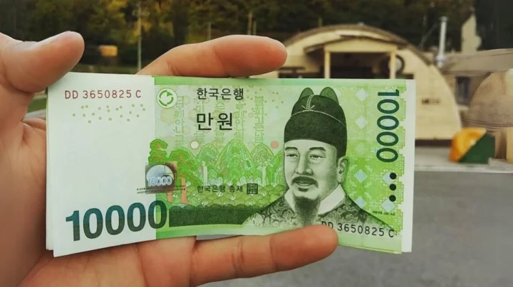 Người dân đổi tiền Won sang Việt Nam Đồng