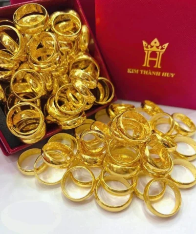 Người dân xem bảng giá vàng