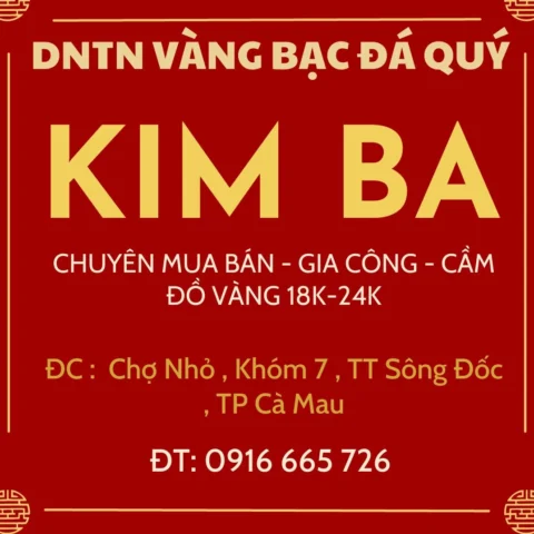 Người dân xem giá vàng tại Cà Mau