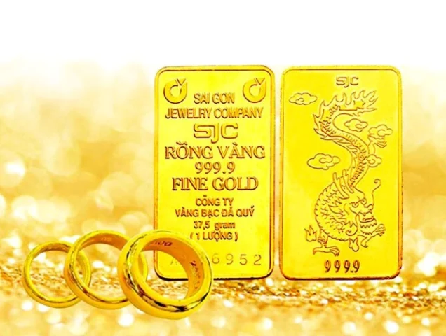 Người dân xem giá vàng tại cửa hàng
