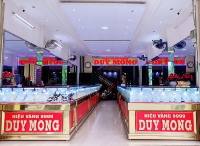 Người phụ nữ đeo trang sức vàng
