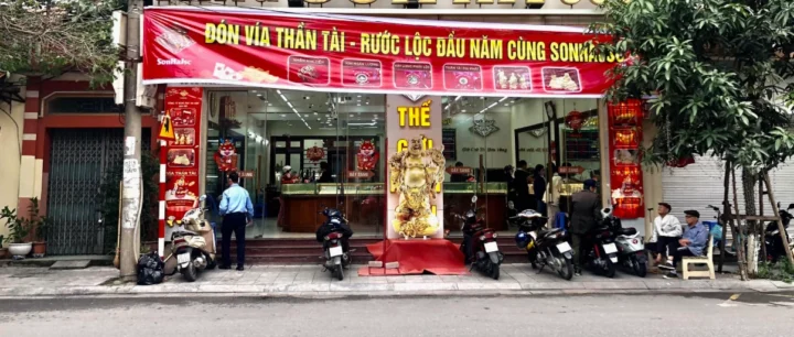 Nhân viên tư vấn tại Tiệm Vàng Sơn Hà hỗ trợ khách hàng