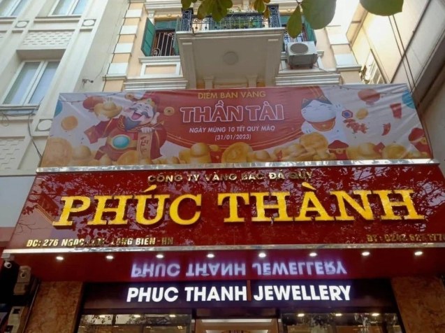Vàng Phúc Thành Ngọc Lâm 2026: Xu Hướng Đầu Tư Sinh Lời Vượt Trội Nhân viên Vàng Phúc Thành tư vấn khách hàng